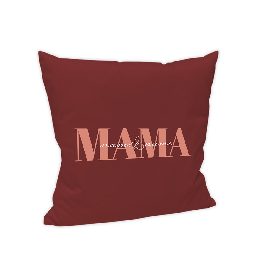 Der Hintergrund des Kissens ist in einem dunklen Rot dargestellt. Mittig steht groß in einer Rosa Schrift "Mama".
Über dem Wort "Mama" steht in einer geschwungenen Schrift in Weiß "Name&Name".