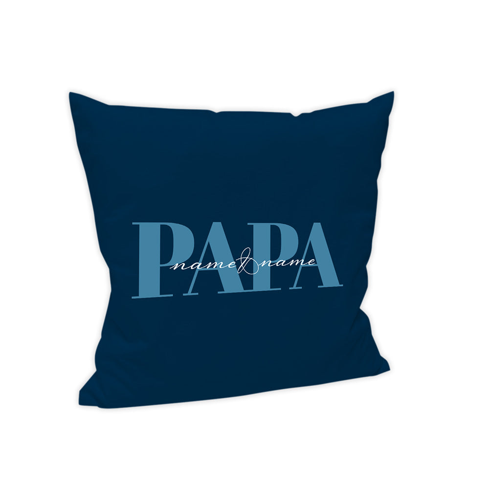 Der Hintergrund des Kissens ist in einem dunklen Blau dargestellt. Mittig steht groß in einer hellblauer Schrift "Papa".
Über dem Wort "Papa" steht in einer geschwungenen Schrift in Weiß "Name&Name".