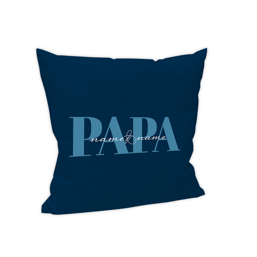 Der Hintergrund des Kissens ist in einem dunklen Blau dargestellt. Mittig steht groß in einer hellblauer Schrift "Papa".
Über dem Wort "Papa" steht in einer geschwungenen Schrift in Weiß "Name&Name".