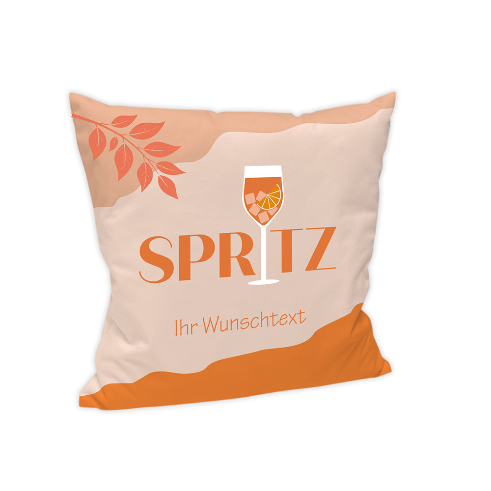 Der Hintergrund des Kissens ist in einem Pastell-Orange dargestellt.
Im unteren Bereich ist das Orange dunkler dargestellt. Im oberen Bereich ist das Orange in einem mittleren Farbton abgesetzt. Dort befinden sich ein Kräuterzweig in Orange.
Mitte steht das Wort "Spritz", wobei das "i" durch ein Cocktailglas ersetzt wurde.
Unter "Spritz" steht noch "Ihr Wunschtext".