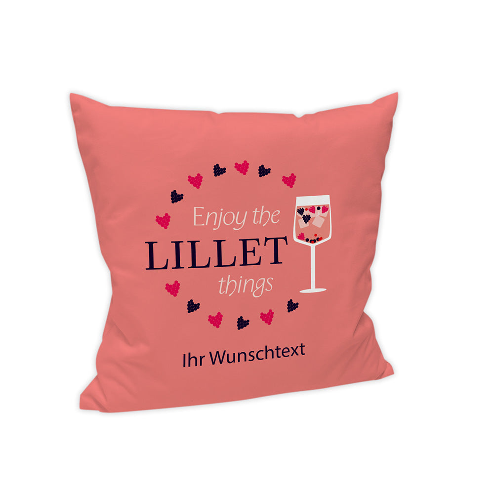 Hintergrund des Kissens in rosa. Mittig Kreis aus Beeren. Darin steht der Text "Enjoy the Lillet things". Die rechte Seite des Kreises bildet ein Cocktailglas gefüllt mit dem Aperetif Wildberry. Unter dem Kreis  steht folgender Tex geschrieben: Ihr Wunschtext".
