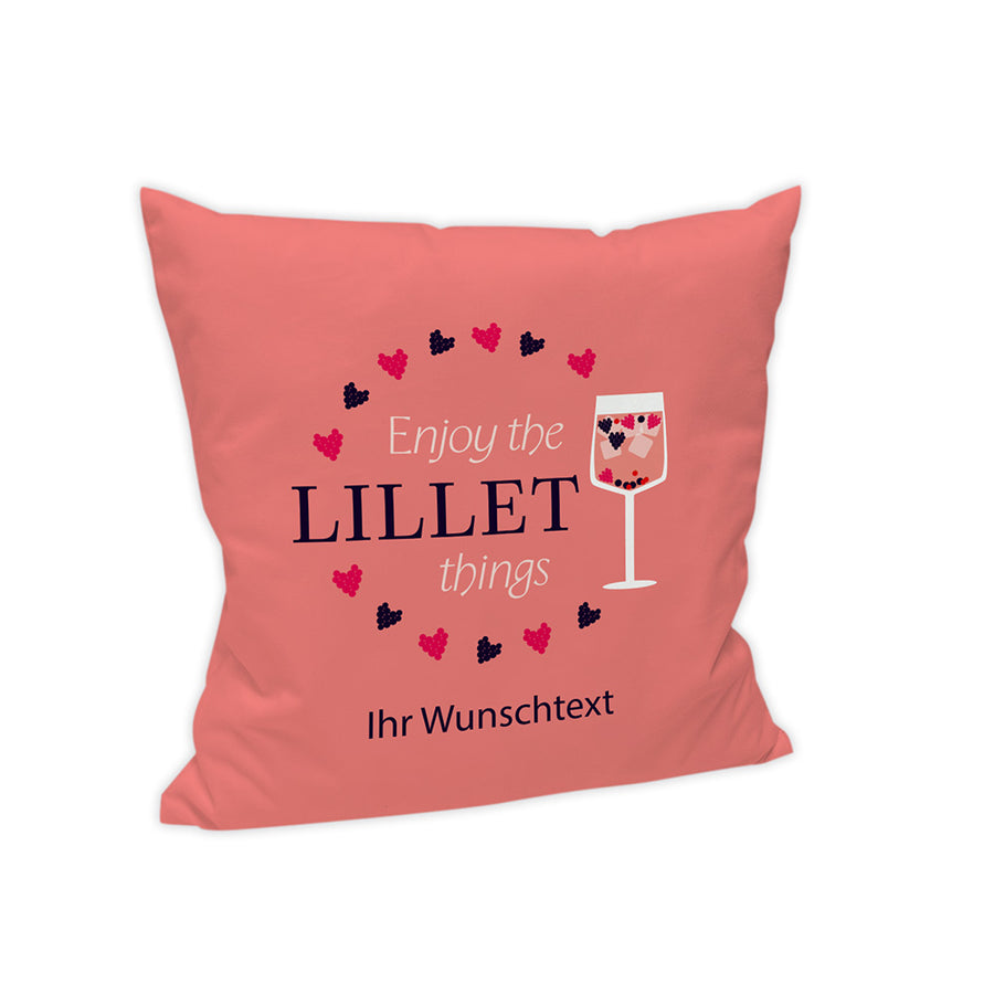 Hintergrund des Kissens in rosa. Mittig Kreis aus Beeren. Darin steht der Text "Enjoy the Lillet things". Die rechte Seite des Kreises bildet ein Cocktailglas gefüllt mit dem Aperetif Wildberry. Unter dem Kreis  steht folgender Tex geschrieben: Ihr Wunschtext".