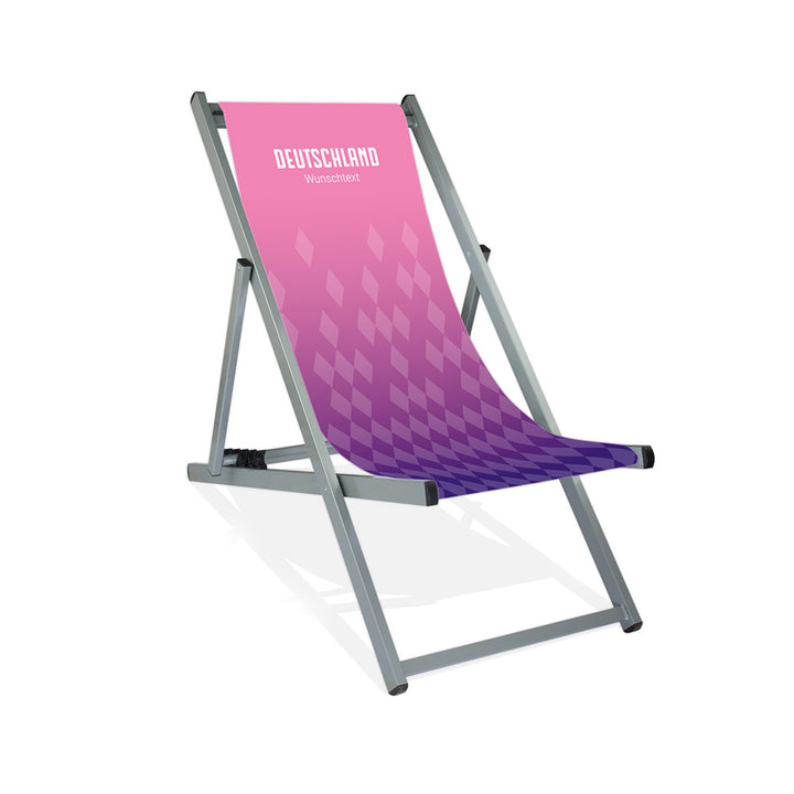 Mittig ist ein silberner Aluminium-Lieigestuhl ohne Armlehne abgebildet.
Pink-Lila Hintergrund im Stil des Auswärtstrikots der EM 2024 der Nationalelf.