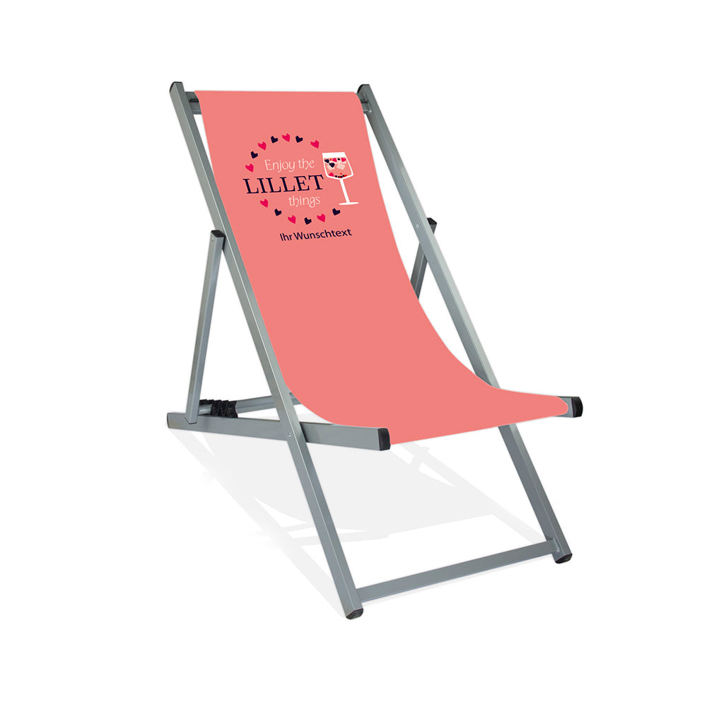 In der Mitte ist ein silberner Aluminiumliegestuhl ohne mit Armlehne abgebildet. Auf dem rosa Bezug ist im oberen Drittel ein Kreis aus Beeren aufgezeichnet. Da drin steht der Text "Enjoy the Lillet things". Die rechte Seite des Kreises bildet ein Cocktailglas gefüllt mit dem Aperetif Wildberry. Unter dem Kreis  steht folgender Tex geschrieben: Ihr Wunschtext".