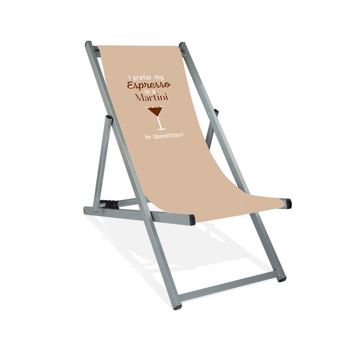 Mittig ist ein silberner Aluminiumliegestuhl ohne Armlehne abgebildet.
Motiv mit dem Spruch "I prefer my Espresso in a Martini". 