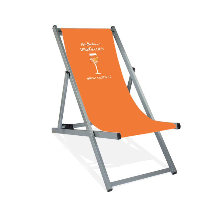 Mittig ist ein silber Aluminiumliegestuhl ohne Armlehne abgebildet.
Orangenes Motiv mit dem Spruch "Hallöchen Aperölchen". 