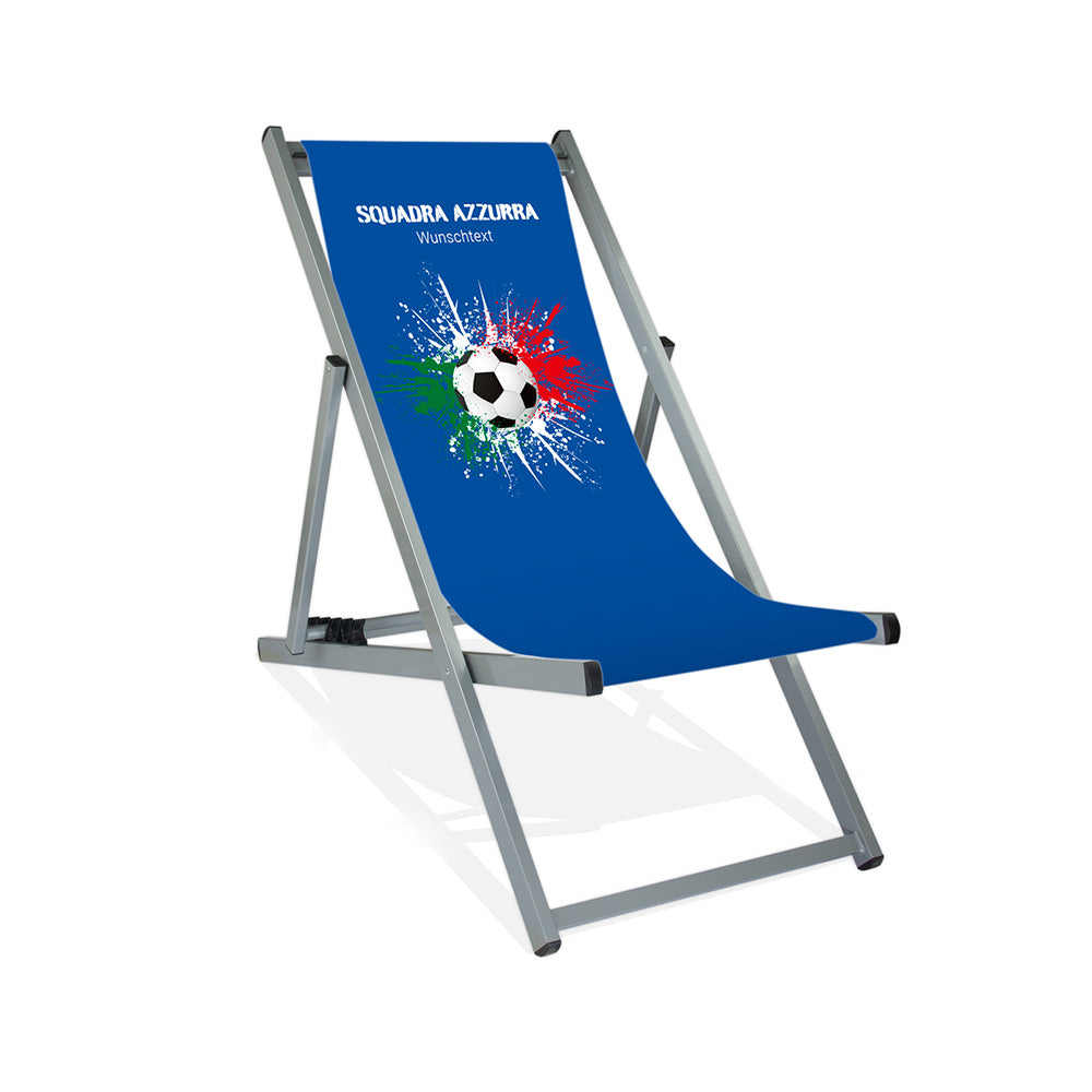 Aluminiumliegestuhl in Silber im Italien Design zur WM 2026 mit Fußball auf grün-weiß-roten Farbklecks und personalisierbaren Text oberhalb. Über dem Wunschtext steht in weiß "Squadra Azzurra".
Der Hintergrund ist blau.