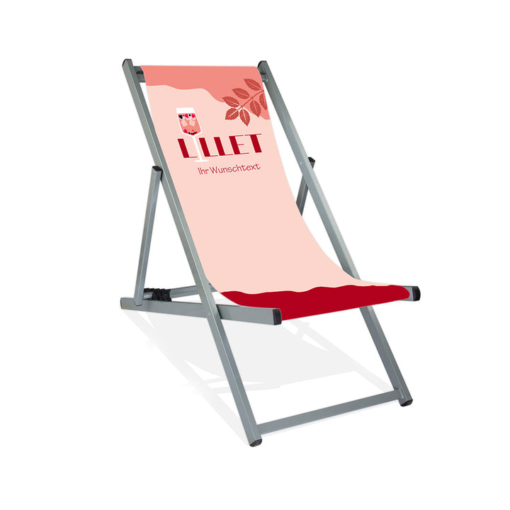 Mittig ist ein silber Aluminiumliegestuhl abgebildet.
Motiv LILLET, wobei das i ein Aperetif-Glas mit Wildberry darstellt.
