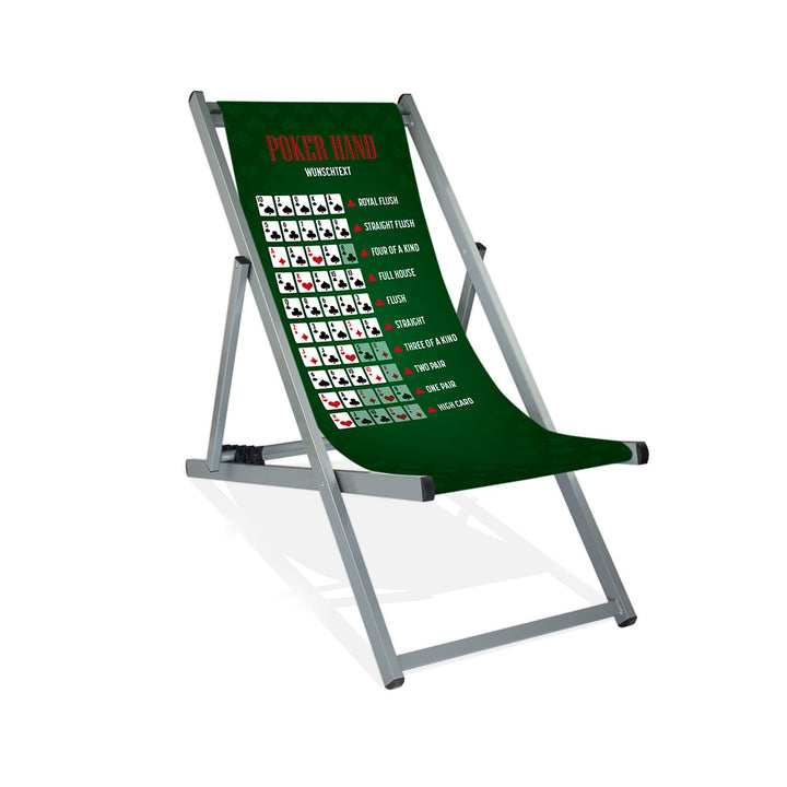 Mockup eines personalisierten Aluminium Liegestuhls ohne Armlehne im Pokerhand Design mit allen Pokerblättern, grünem Hintergrund und rotem Schriftzug "POKERHAND". Die Lasur des Stuhls ist Silber. 