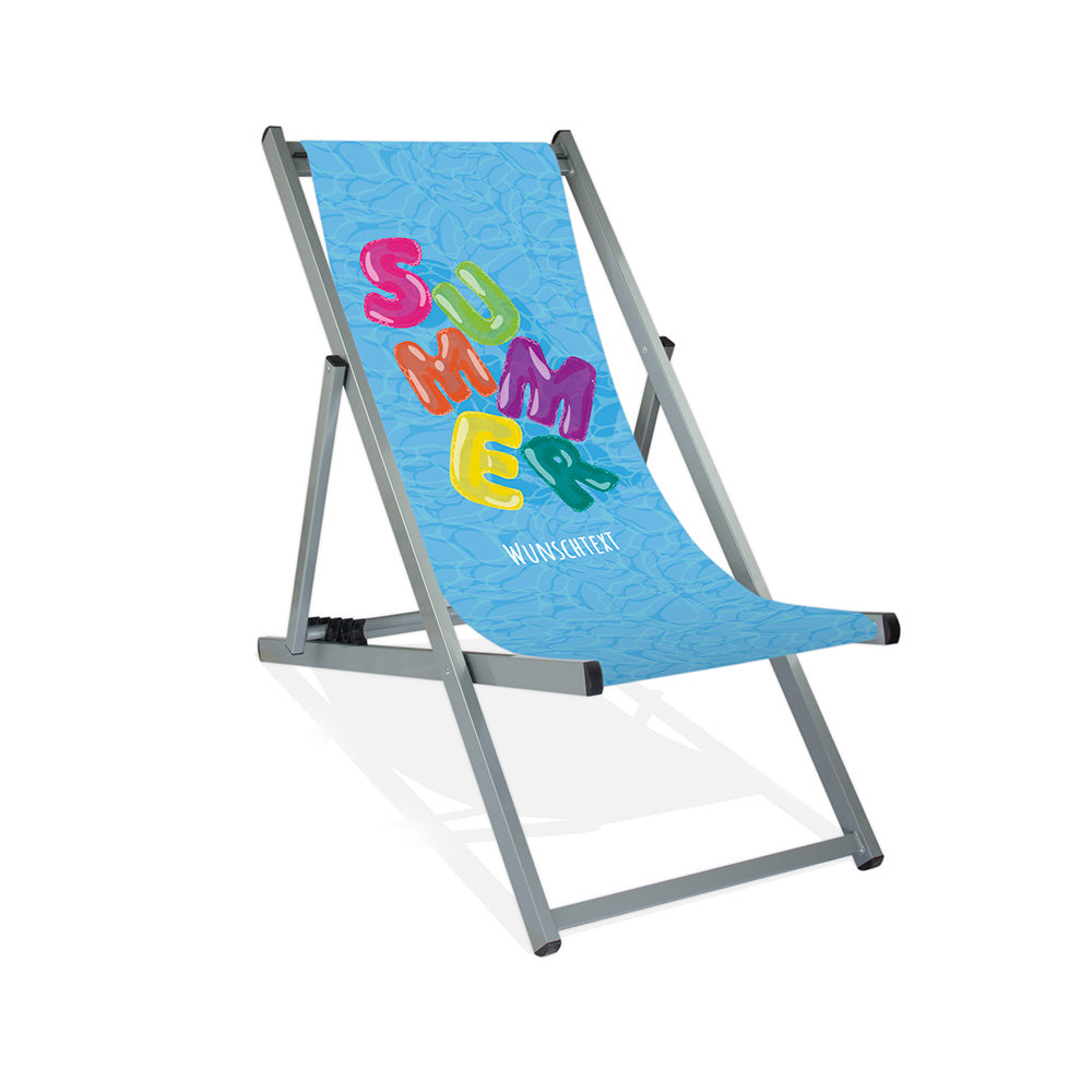 Mockup eines Aluminium-Liegestuhls ohne Armlehne im Pool-Design mit blauem Wasserhintergrund, buntem "Summer"-Schriftzug im Luftmatratzen-Look und Wunschtext. Die Farbe des Liegestuhlgestells ist Silber.