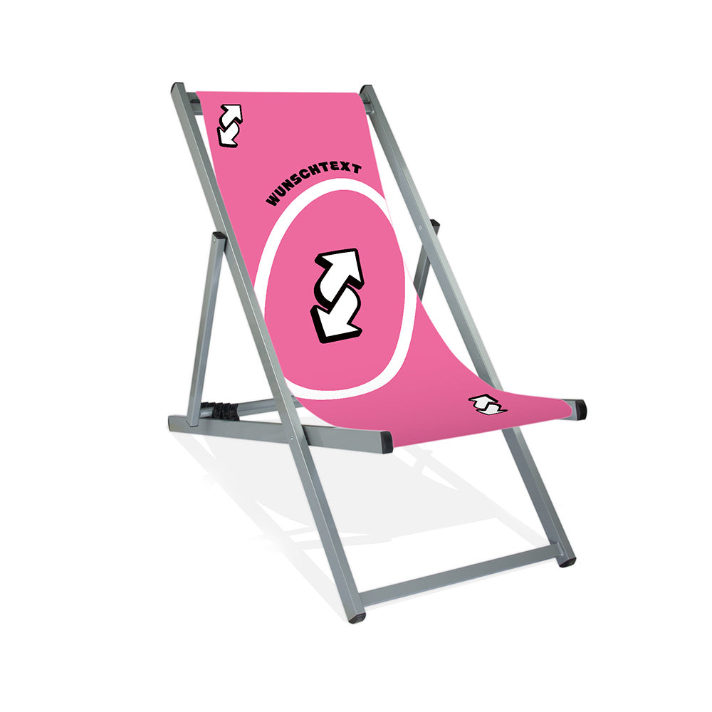 Mockup eines personalisierbaren Aluminium Liegestuhls ohne Armlehne im pinken Reverse-Design. Das Motiv zeigt eine Wendekarte und personalisierbaren Wunschtext. Die Farbe des Gestells ist Silber.