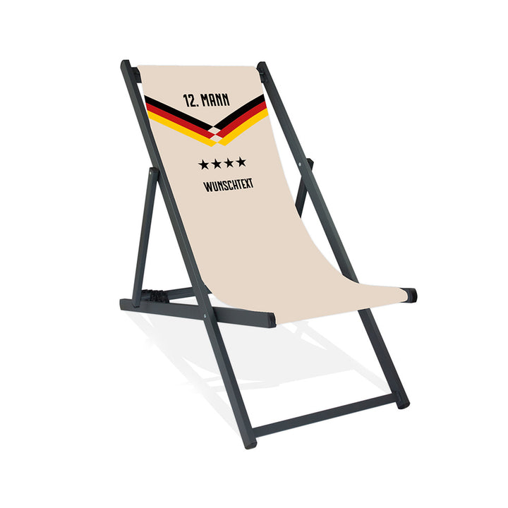 Mittig ist ein schwarzer Aluminium-Liegestuhl ohne Armlehne abgebildet.
Naturfarbener Hintergrund im Nationalelf Trikot Stil.
