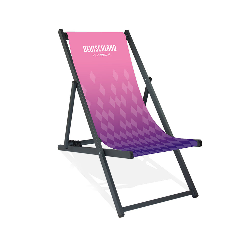 Mittig ist ein schwarzer Aluminium-Lieigestuhl ohne Armlehne abgebildet.
Pink-Lila Hintergrund im Stil des Auswärtstrikots der EM 2024 der Nationalelf.