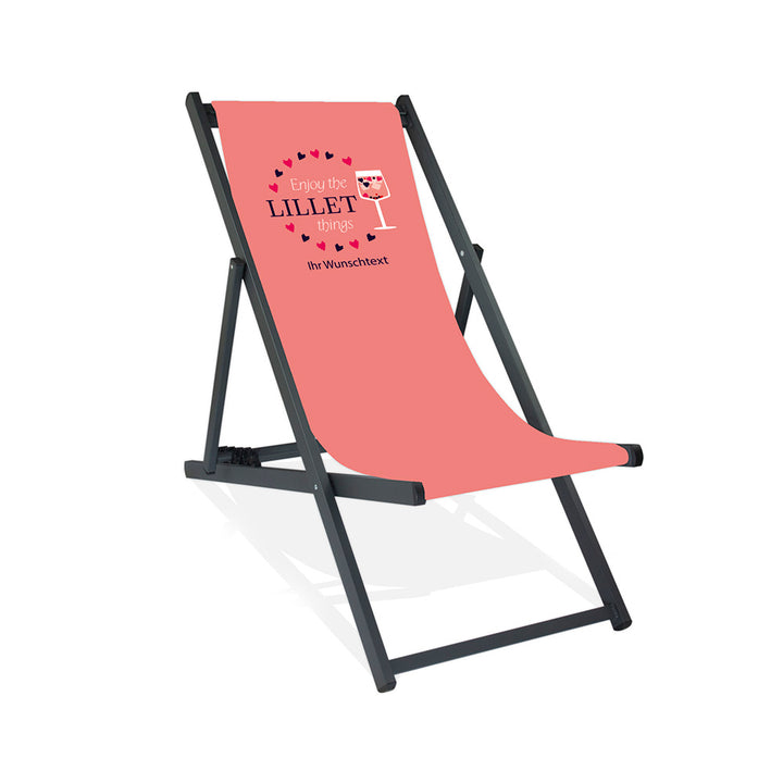 In der Mitte ist ein schwarzer Aluminiumliegestuhl ohne mit Armlehne abgebildet. Auf dem rosa Bezug ist im oberen Drittel ein Kreis aus Beeren aufgezeichnet. Da drin steht der Text "Enjoy the Lillet things". Die rechte Seite des Kreises bildet ein Cocktailglas gefüllt mit dem Aperetif Wildberry. Unter dem Kreis  steht folgender Tex geschrieben: Ihr Wunschtext".