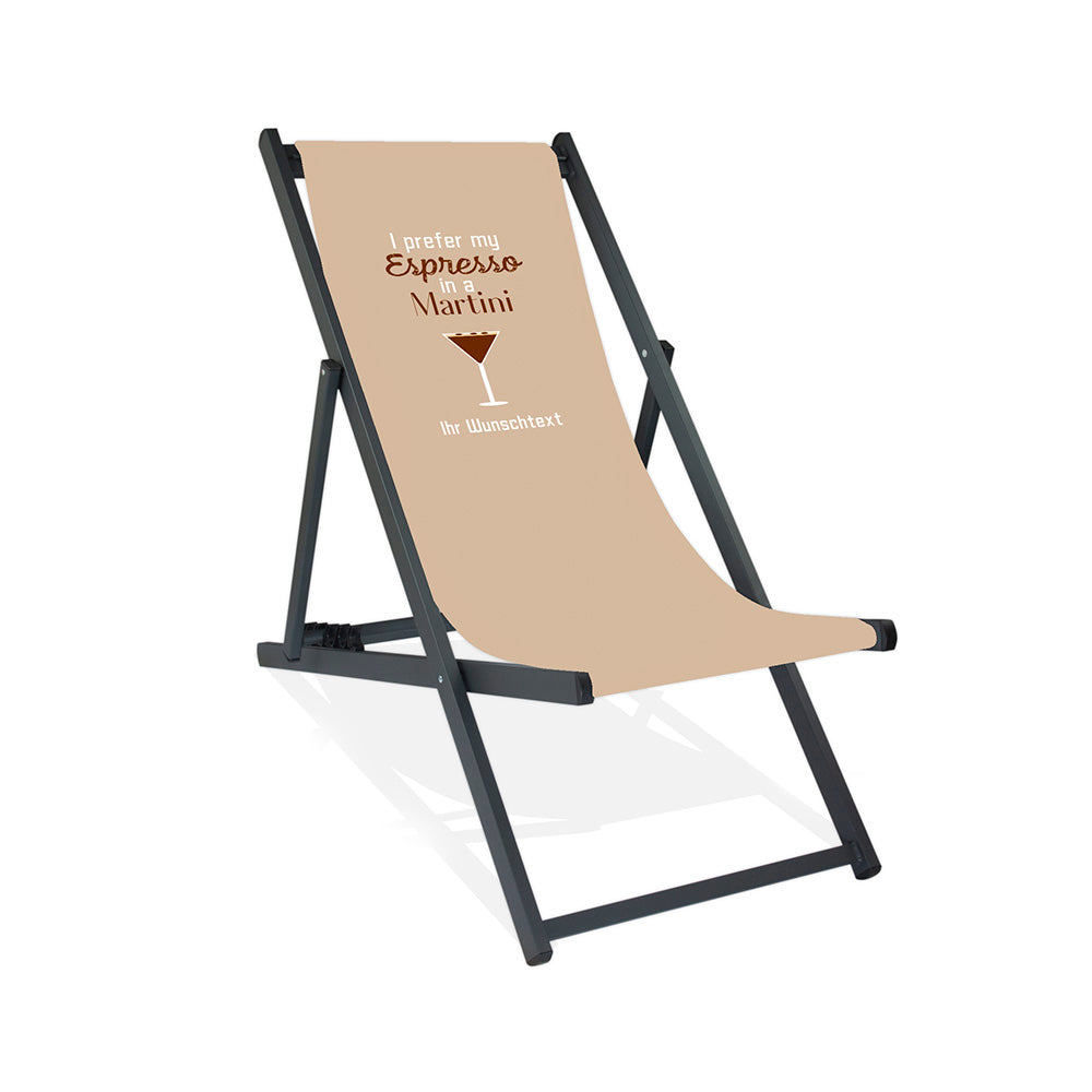 Mittig ist ein schwarzer Aluminiumliegestuhl ohne Armlehne abgebildet.
Motiv mit dem Spruch "I prefer my Espresso in a Martini". 