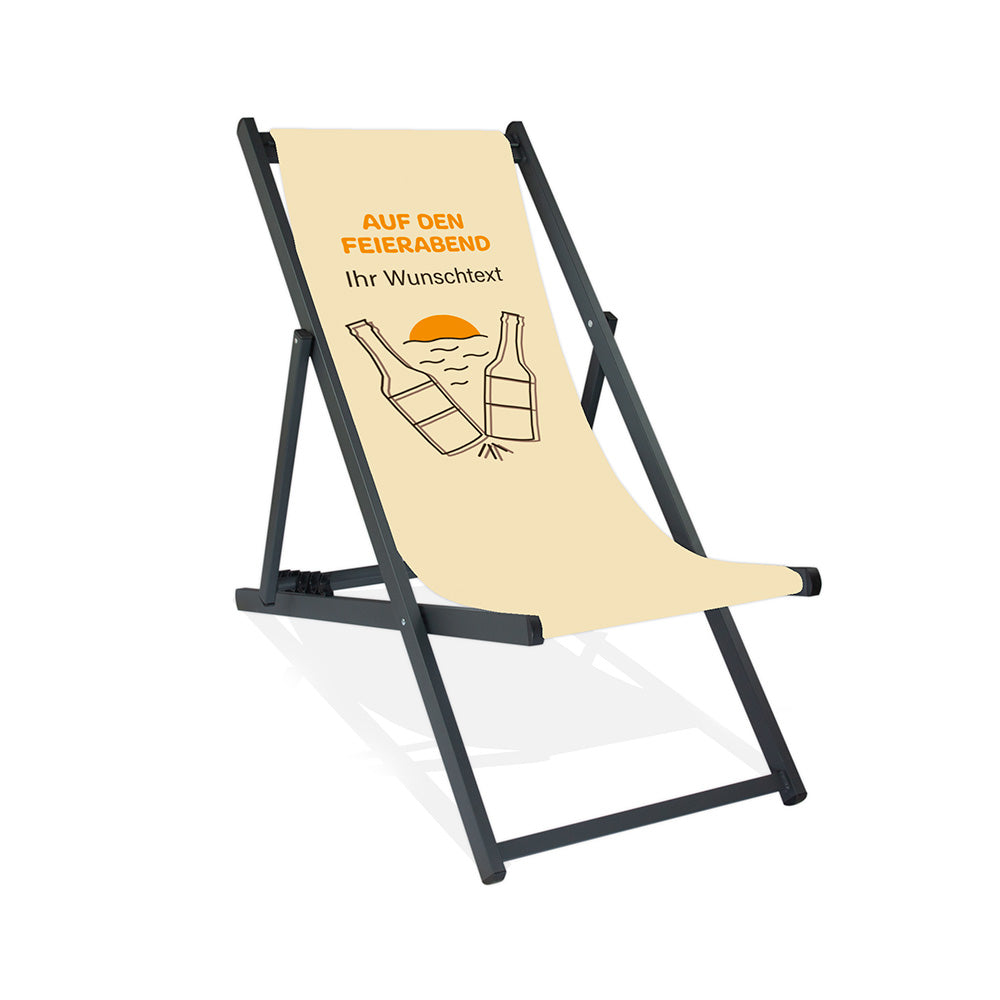 Aluminium Liegestuhl in schwarzer Lasur mit Feierabendbier-Motiv in Beige.
Oberer Text "Auf den Feierabend" darunter "Ihr Wunschtext" und darunter zwei Bierflaschen stilisiert im Sonnenuntergang.