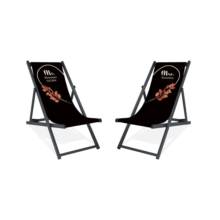 Es sind zwei Aluminium-Liegestühle ohne Armlehne in der Lasur Schwarz abgebildet.
Hintergrund beider Liegestühle in Schwarz. Linker Stuhl: Linke Herzhälfte in Creme und Rosé Blätter.
Rechter Stuhl rechte Herzhälfte in Creme und Rosé Blätter.
Text linker Stuhl: Mr. 
Text rechter Stuhl: Mrs.
