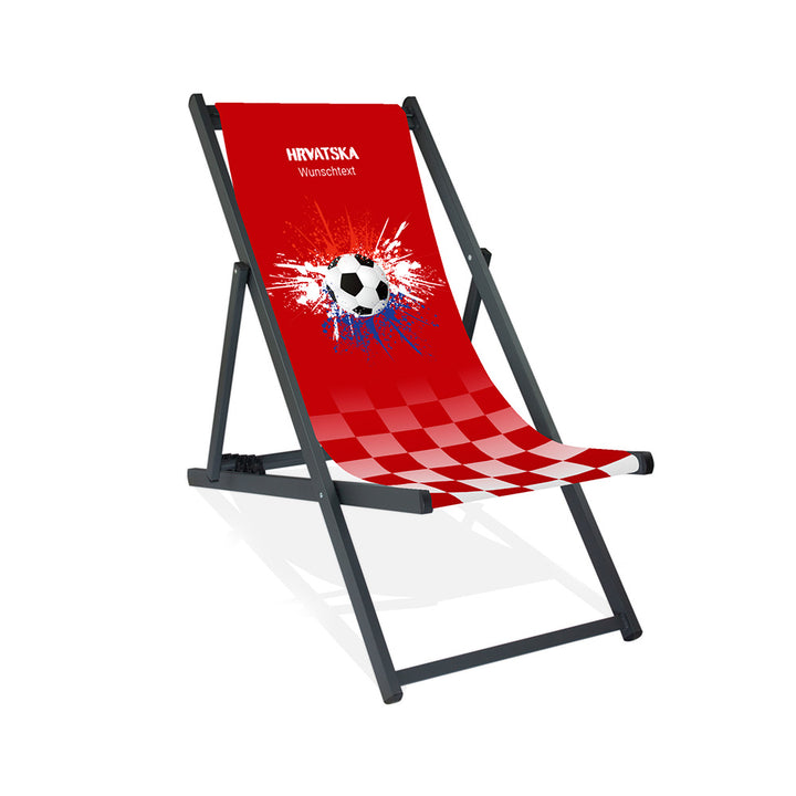 Aluminiumliegestuhl in Schwarz im Kroatien Design zur WM 2026 mit Fußball auf rot-weiß-blauen Farbklecks und personalisierbaren Text oberhalb. Über dem Wunschtext steht "Hrvatska".
Der Hintergrund ist rot. Im unteren ein Verlauf zu rot-weiß kariert.