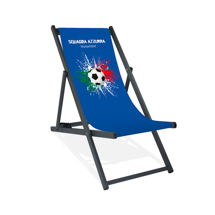 Aluminiumliegestuhl in Schwarz im Italien Design zur WM 2026 mit Fußball auf grün-weiß-roten Farbklecks und personalisierbaren Text oberhalb. Über dem Wunschtext steht in weiß "Squadra Azzurra".
Der Hintergrund ist blau.