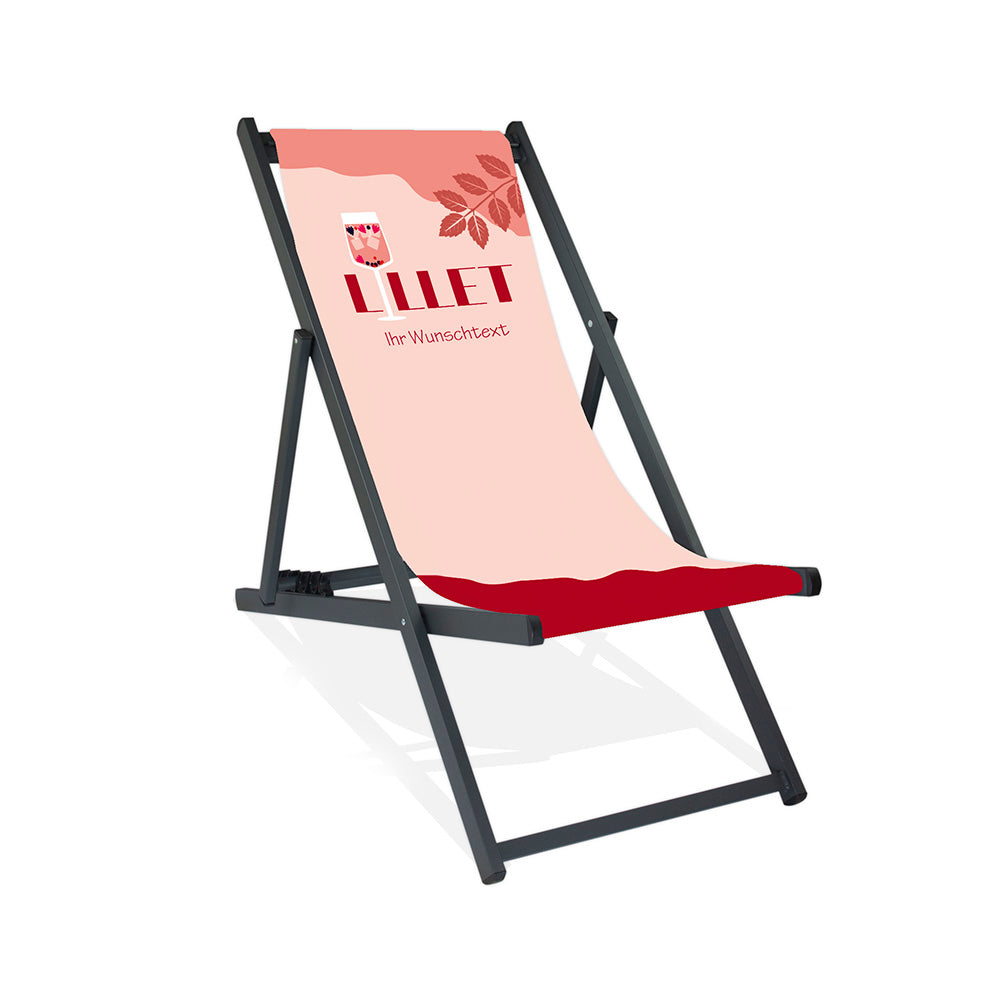 Mittig ist ein schwarzer Aluminiumliegestuhl abgebildet.
Motiv LILLET, wobei das i ein Aperetif-Glas mit Wildberry darstellt.