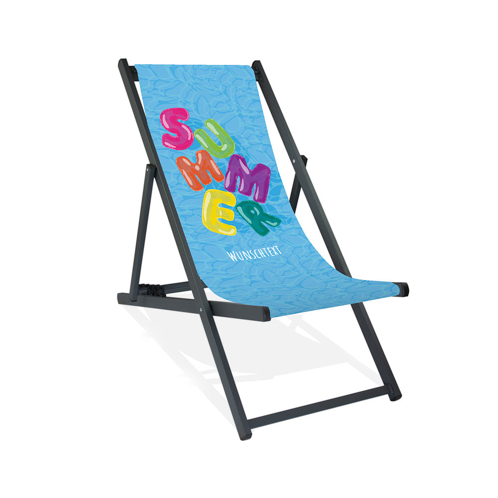 Mockup eines Aluminium-Liegestuhls ohne Armlehne im Pool-Design mit blauem Wasserhintergrund, buntem "Summer"-Schriftzug im Luftmatratzen-Look und Wunschtext. Die Farbe des Liegestuhlgestells ist Schwarz.