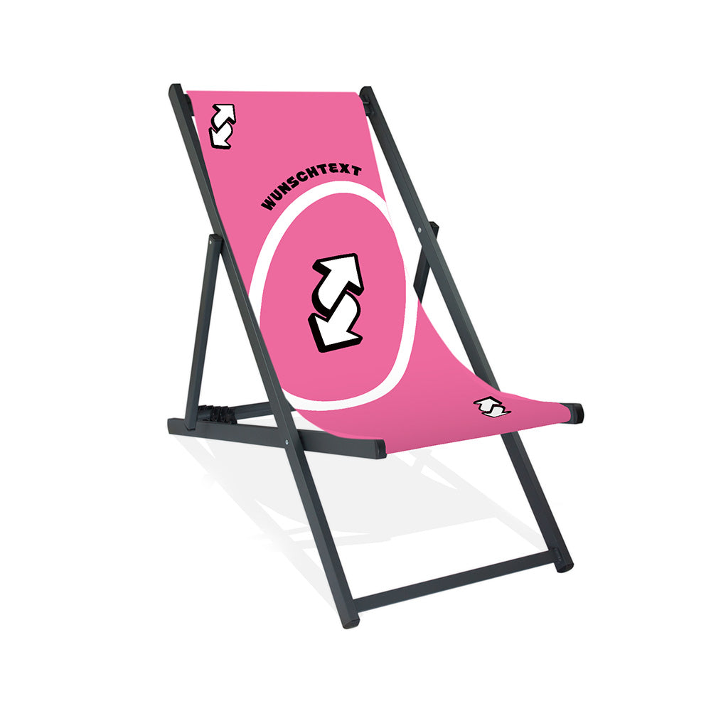 Mockup eines personalisierbaren Aluminium Liegestuhls ohne Armlehne im pinken Reverse-Design. Das Motiv zeigt eine Wendekarte und personalisierbaren Wunschtext. Die Farbe des Gestells ist Schwarz.