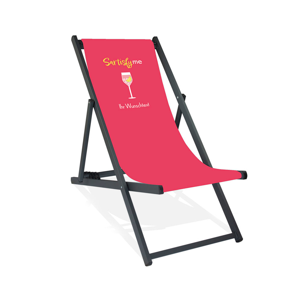 Mittig ist ein schwarzer Aluminium-Liegestuhl ohne Armlehne abgebildet.
Pinker Hintergrund mit dem Spruch "Sartisfy me". 