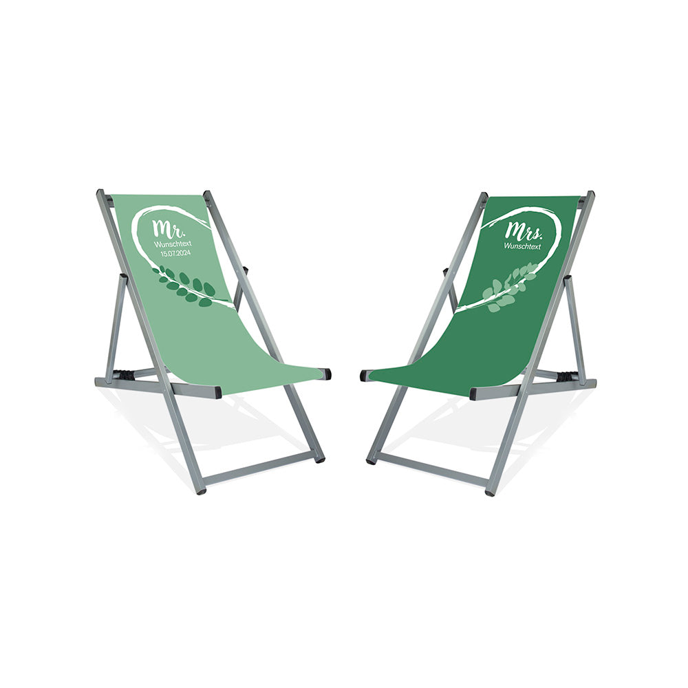 Es sind zwei Aluminium-Liegestühle ohne Armlehne in der Lasur Silber abgebildet.
Linker Stuhl mit Hintergrund in Mint, linke weiße Herzhälfte und grüne Blätter.
Rechter Stuhl mit Hintergrund dunkleres Grün und rechte weiße Herzhälfte.
Text linker Stuhl: Mr. 
Text rechter Stuhl: Mrs.