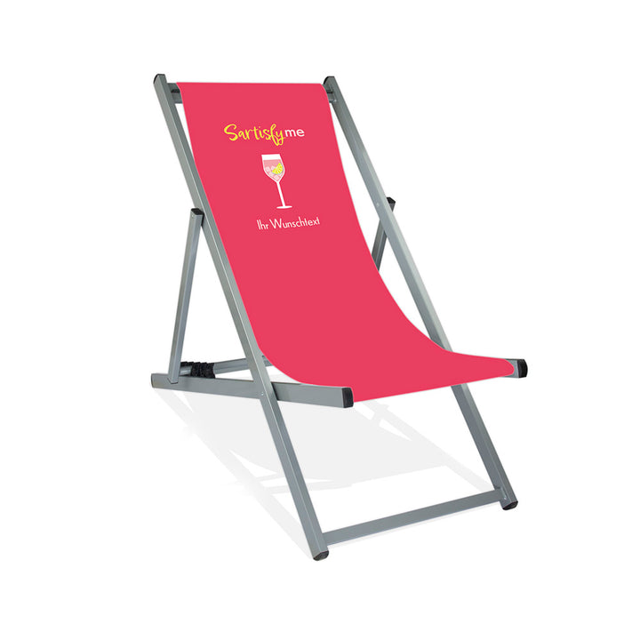 Mittig ist ein silber Aluminium-Liegestuhl ohne Armlehne abgebildet.
Pinker Hintergrund mit dem Spruch "Sartisfy me". 