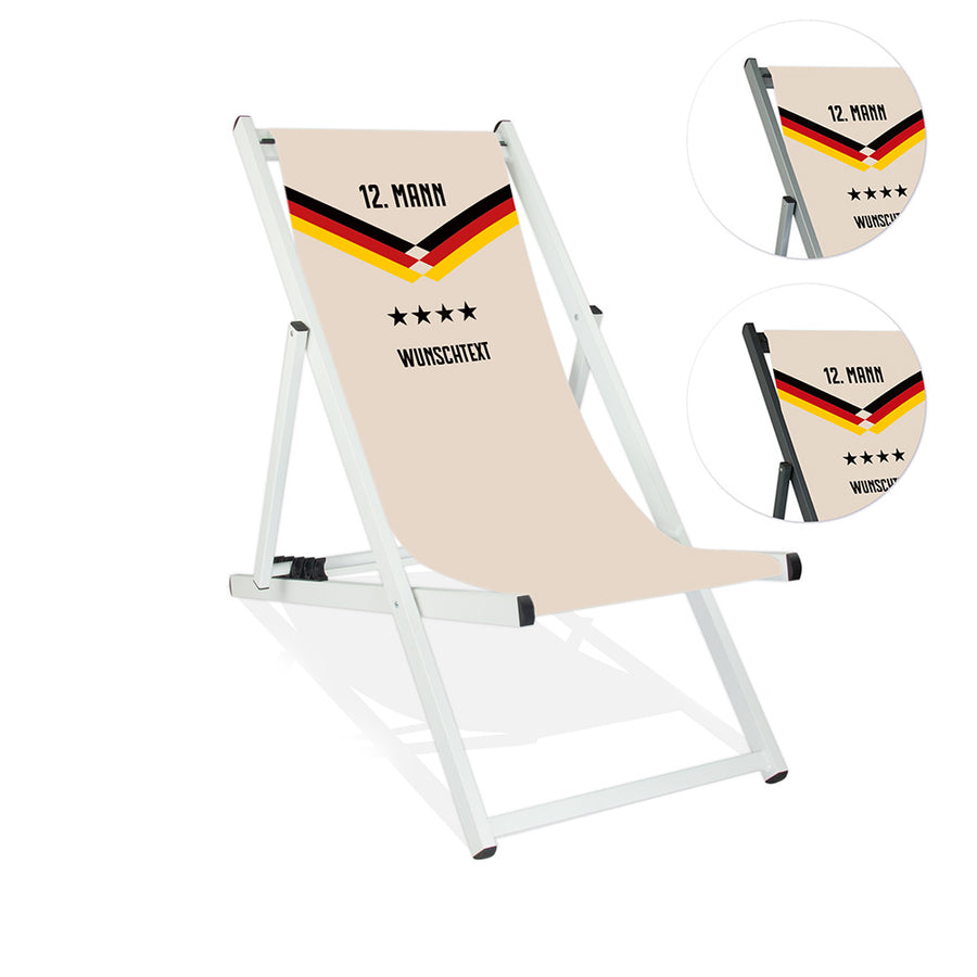 Mittig ist ein weißer Aluminium-Liegestuhl ohne Armlehne abgebildet.
Naturfarbener Hintergrund im Nationalelf Trikot Stil.
Neben dem Liegestuhl ist in zwei übereinanderliegenden Kreisen die Lasurfarbe Silber und Schwarz abgebildet.