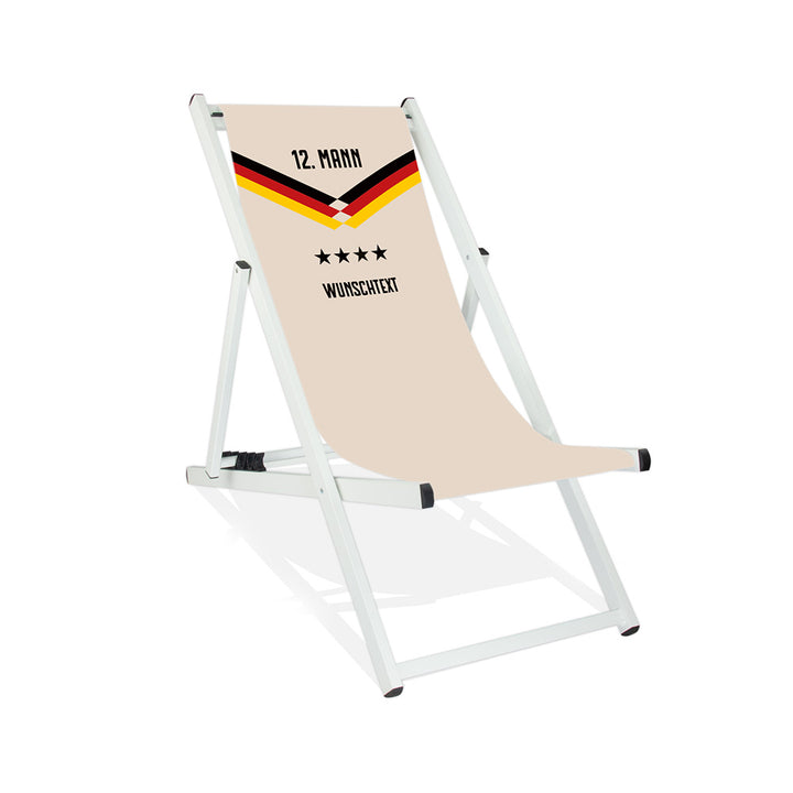 Mittig ist ein weißer Aluminium-Liegestuhl ohne Armlehne abgebildet.
Naturfarbener Hintergrund im Nationalelf Trikot Stil.