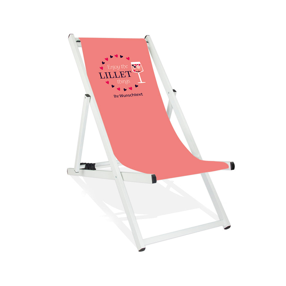 In der Mitte ist ein weißer Aluminiumliegestuhl ohne mit Armlehne abgebildet. Auf dem rosa Bezug ist im oberen Drittel ein Kreis aus Beeren aufgezeichnet. Da drin steht der Text "Enjoy the Lillet things". Die rechte Seite des Kreises bildet ein Cocktailglas gefüllt mit dem Aperetif Wildberry. Unter dem Kreis  steht folgender Tex geschrieben: Ihr Wunschtext".