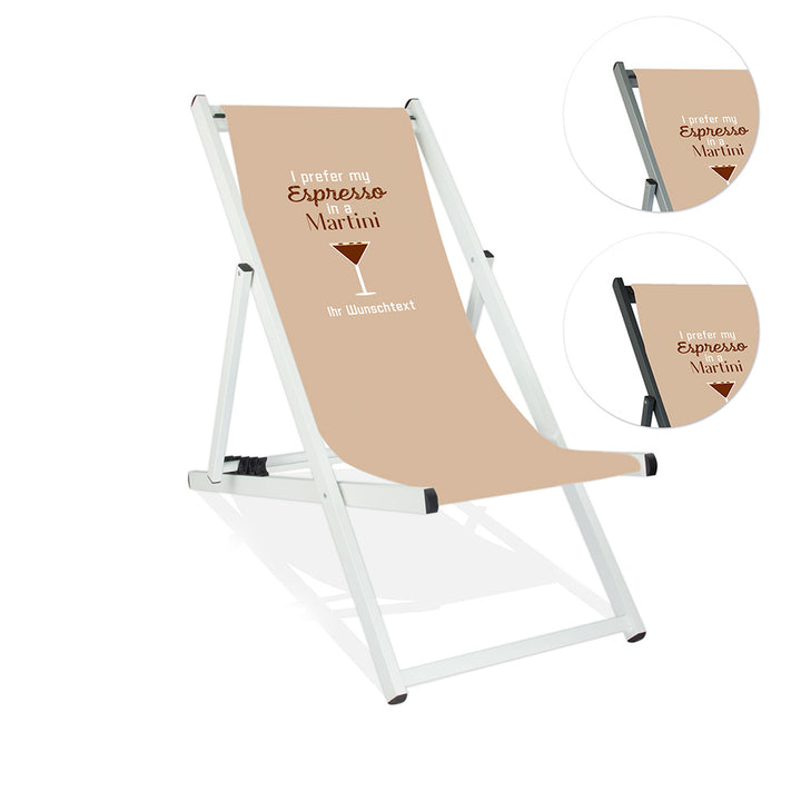Mittig ist ein weißer Aluminiumliegestuhl ohne Armlehne abgebildet.
Motiv mit dem Spruch "I prefer my Espresso in a Martini". 
Neben dem Liegestuhl wird in zwei Kreisen die Lasurfarbe Silber und Schwarz abgebildet.
