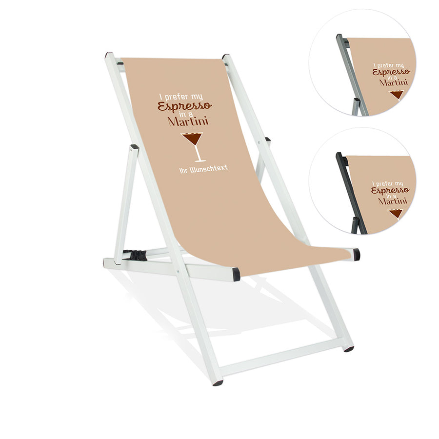 Mittig ist ein weißer Aluminiumliegestuhl ohne Armlehne abgebildet.
Motiv mit dem Spruch "I prefer my Espresso in a Martini". 
Neben dem Liegestuhl wird in zwei Kreisen die Lasurfarbe Silber und Schwarz abgebildet.