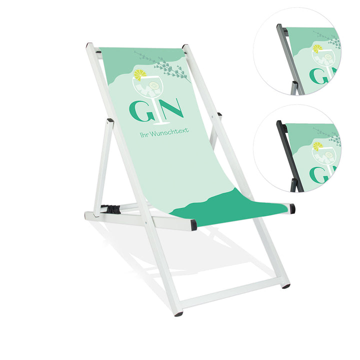 Mittig Aluminium-Liegestuhl ohne Armlehne in weißer Lasur. Das Motiv auf der Stoffbahn ist Pastellmint. Im oberen Bereich steht "Gin", wobei das "i" ein Cocktailglas darstellt. Unter dem Wort "Gin" steht "Ihr Wunschtext".
Über dem gesamten Schriftzug ist rechts noch ein Kräuterzweig in Grün dargestellt.
Daneben befinden sich zwei Kreise, in dem der Liegestuhl oben in der Lasur silber und unten in schwarz dargestellt wird.