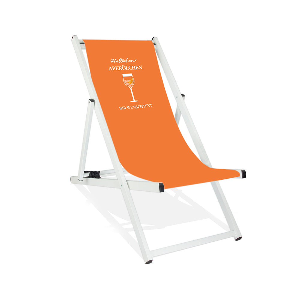 Mittig ist ein weißer Aluminiumliegestuhl ohne Armlehne abgebildet.
Orangenes Motiv mit dem Spruch "Hallöchen Aperölchen". 