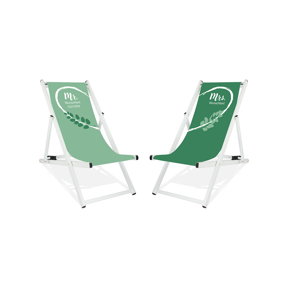 Es sind zwei Aluminium-Liegestühle ohne Armlehne in der Lasur Weiß abgebildet.
Linker Stuhl mit Hintergrund in Mint, linke weiße Herzhälfte und grüne Blätter.
Rechter Stuhl mit Hintergrund dunkleres Grün und rechte weiße Herzhälfte.
Text linker Stuhl: Mr. 
Text rechter Stuhl: Mrs.