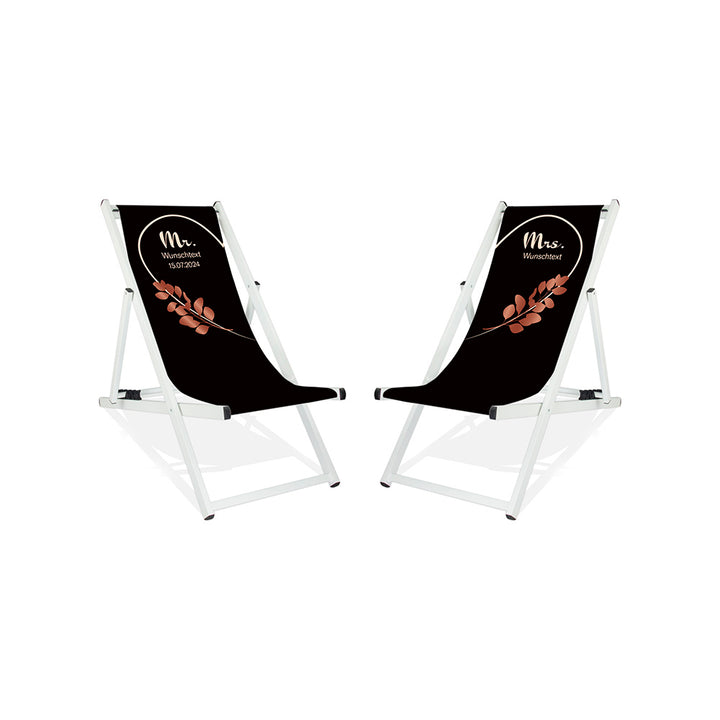 Es sind zwei Aluminium-Liegestühle ohne Armlehne in der Lasur Weiß abgebildet.
Hintergrund beider Liegestühle in Schwarz. Linker Stuhl: Linke Herzhälfte in Creme und Rosé Blätter.
Rechter Stuhl rechte Herzhälfte in Creme und Rosé Blätter.
Text linker Stuhl: Mr. 
Text rechter Stuhl: Mrs.