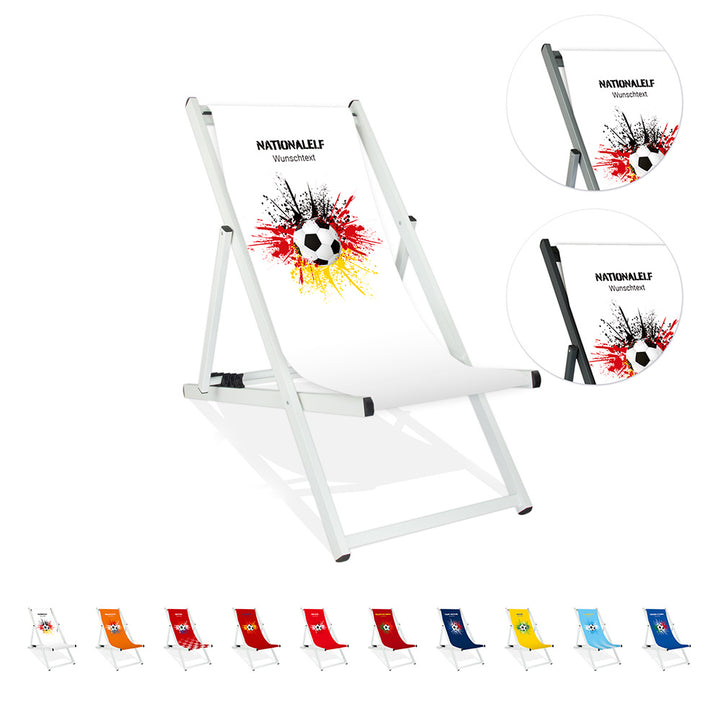 Aluminiumliegestuhl in Weiß im Deutschland Design zur WM 2026 mit Fußball auf schwarz-rot-goldenem Farbklecks und personalisierbaren Text oberhalb. Über dem Wunschtext steht "Nationalelf". Rechts neben dem Stuhl wird dieser in silberner und schwarzer Lasur dargestellt. Unterhalb sind die anderen Länderdesigns abgebildet.