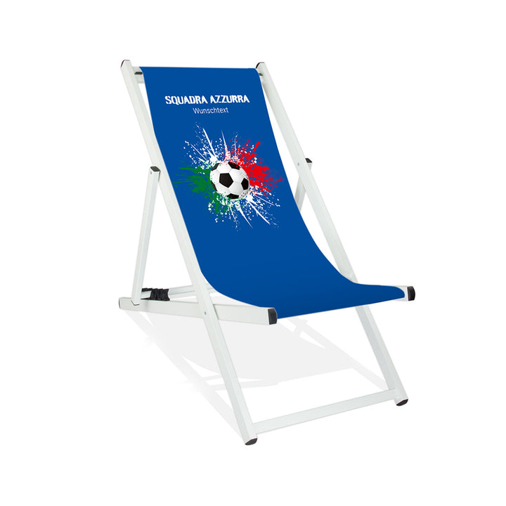 Aluminiumliegestuhl in Weiß im Italien Design zur WM 2026 mit Fußball auf grün-weiß-roten Farbklecks und personalisierbaren Text oberhalb. Über dem Wunschtext steht in weiß "Squadra Azzurra".
Der Hintergrund ist blau.