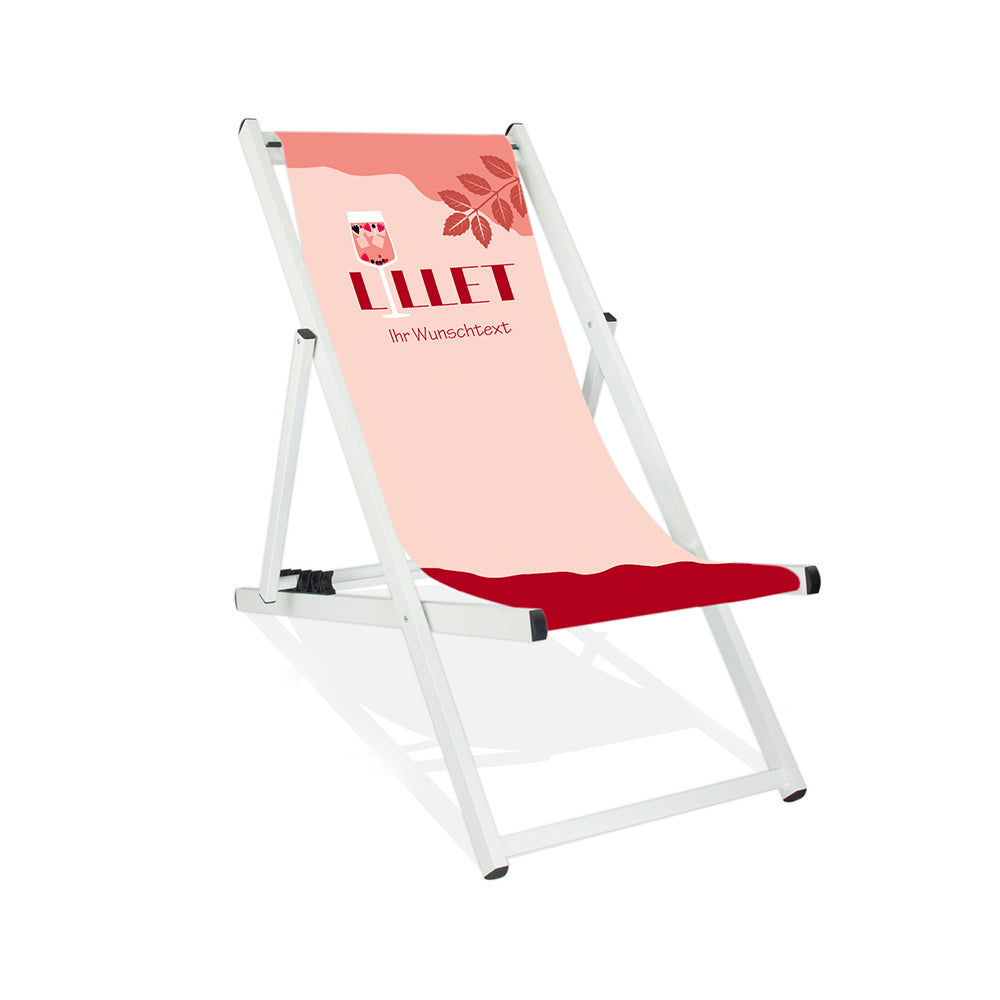 Mittig ist ein weißer Aluminiumliegestuhl abgebildet.
Motiv LILLET, wobei das i ein Aperetif-Glas mit Wildberry darstellt.