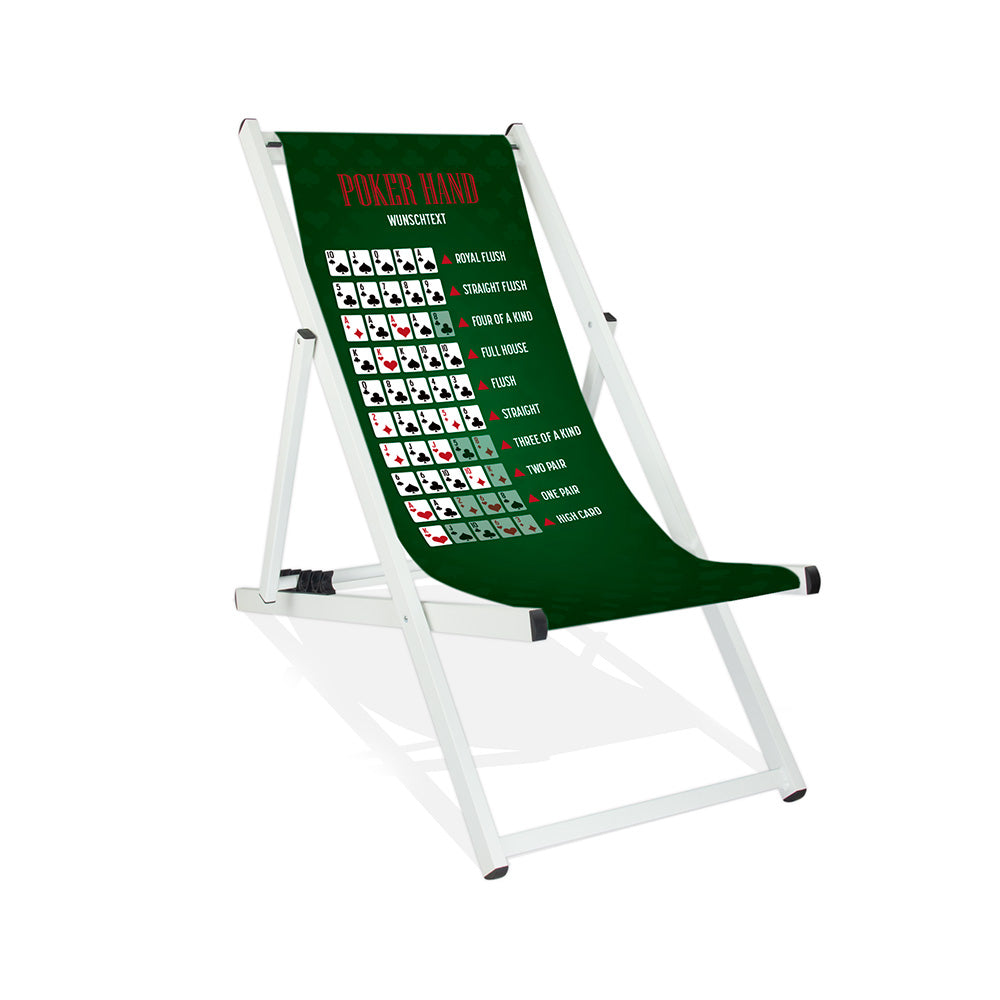 Mockup eines personalisierten Aluminium Liegestuhls ohne Armlehne im Pokerhand Design mit allen Pokerblättern, grünem Hintergrund und rotem Schriftzug "POKERHAND". Die Lasur des Stuhls ist Weiß. 