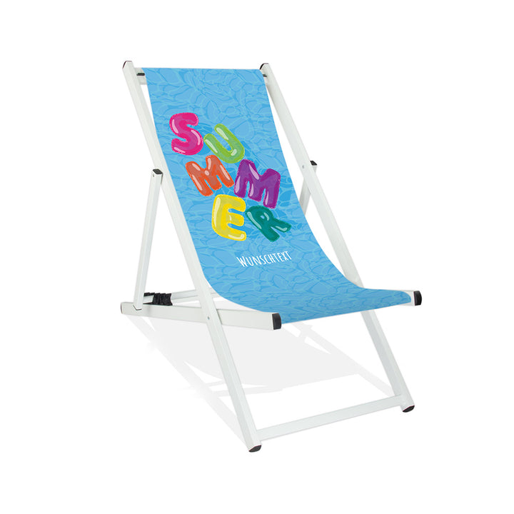 Mockup eines Aluminium-Liegestuhls ohne Armlehne im Pool-Design mit blauem Wasserhintergrund, buntem "Summer"-Schriftzug im Luftmatratzen-Look und Wunschtext. Die Farbe des Liegestuhlgestells ist Weiß.