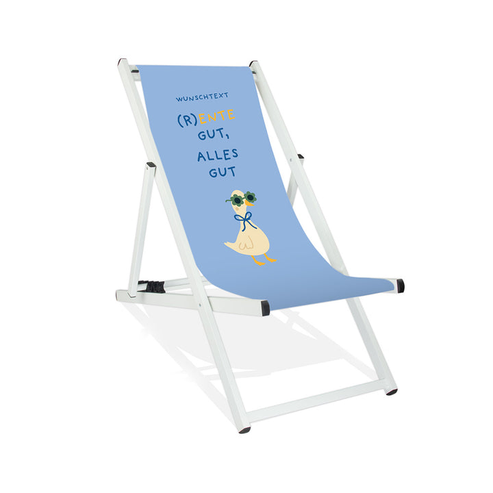 Mockup eines personalisierten Aluminiumliegestuhls ohne Armlehne mit himmelblauen Hintergrund, Enten-Motiv mit Sonnenbrille und Schriftzug "(R)Ente gut, alles gut."
Die Farbe des Liegestuhls ist Weiß.