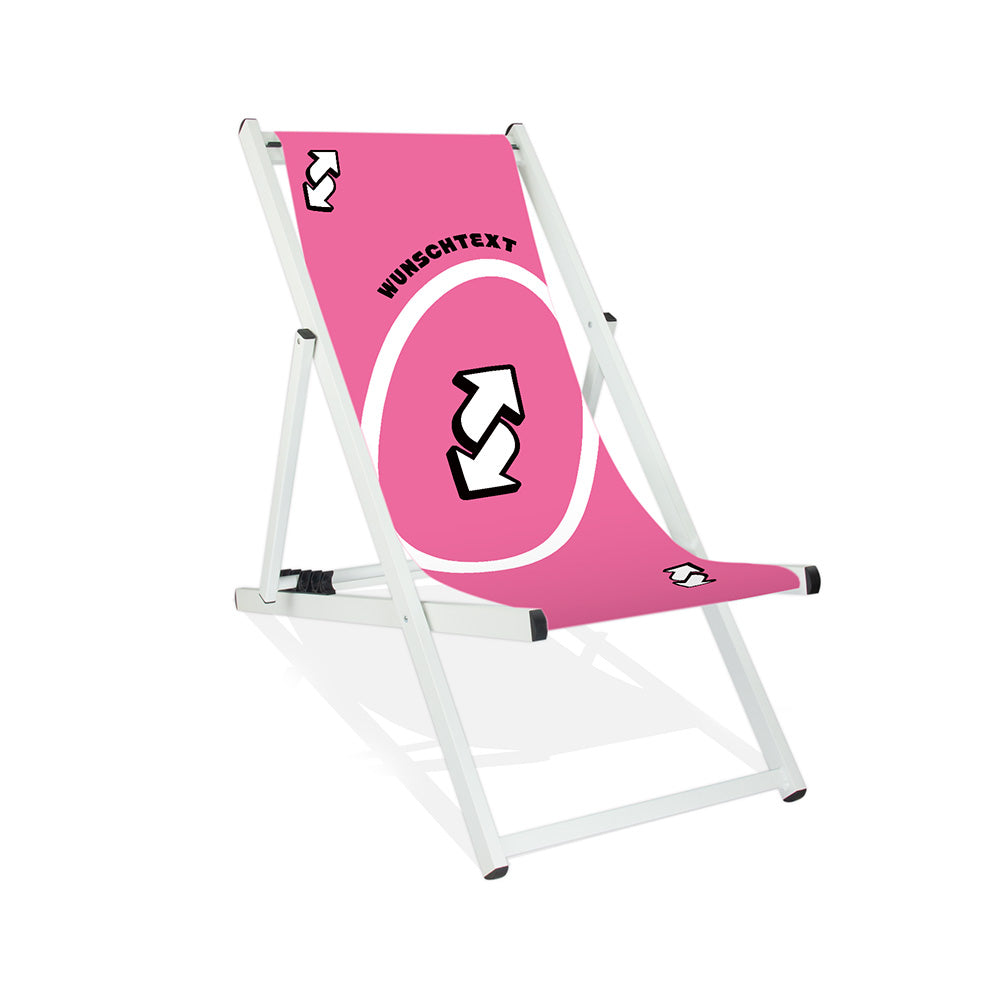 Mockup eines personalisierbaren Aluminium Liegestuhls ohne Armlehne im pinken Reverse-Design. Das Motiv zeigt eine Wendekarte und personalisierbaren Wunschtext. Die Farbe des Gestells ist Weiß.