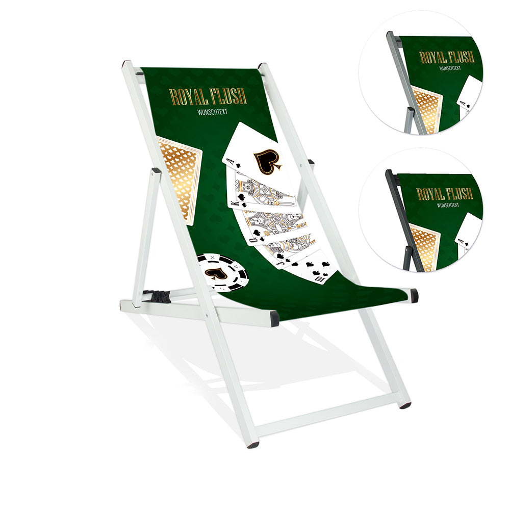 Aluminium-Liegestuhl ohne Armlehne  in weißer Lasur im Poker Royal Flush Design mit Spielkarten, Pokerchips und dunkelgrünem Hintergrund. 
Rechts neben dem Stuhl ist in zwei Kreisen die Lasurfarbe silber und sSchwarz abgebildet.