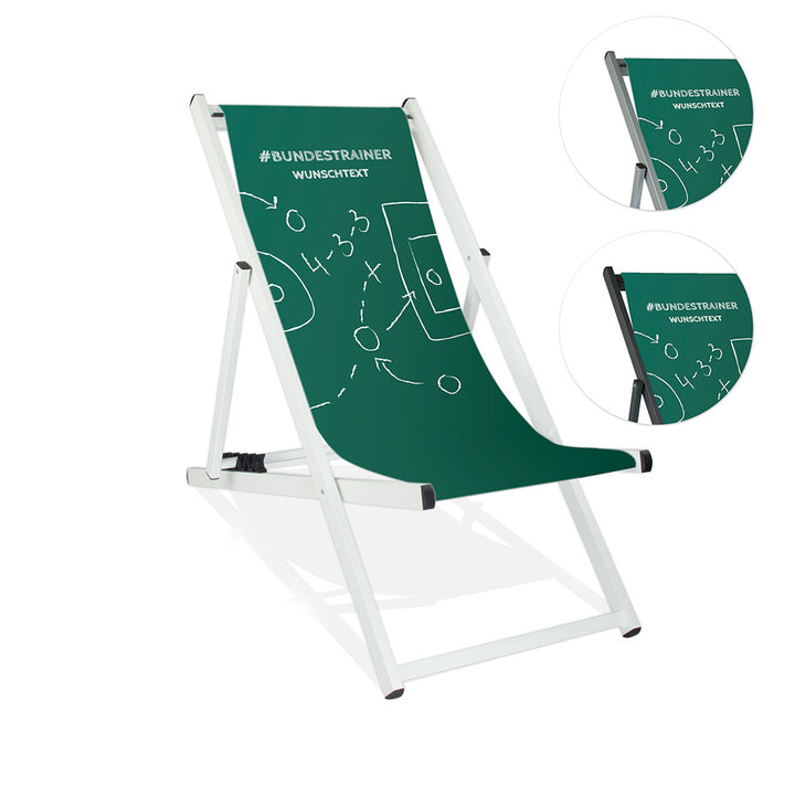 Aluminiumliegestuhl ohne Armlehne im Fußball Taktiktafel-Design mit grünem Hintergrund, Schriftzug "#Bundestrainer" und personalisierbarem Wunschtext. Die Lasur des Stuhls ist weiß.
Neben dem Stuhl sind in zwei Kreisen die Lasurfarbe silber und schwarz abgebildet.