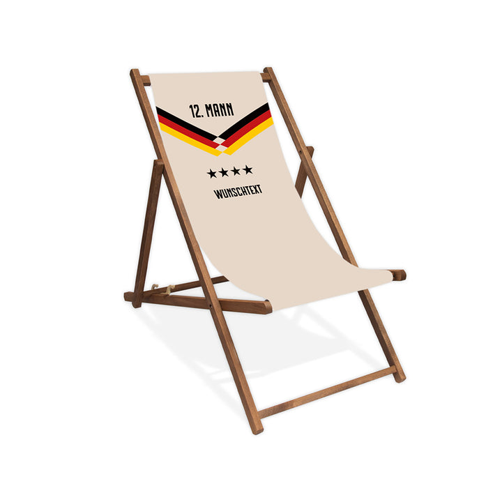 Mittig ist ein dunkelbrauner Holzliegestuhl ohne Armlehne abgebildet.
Naturfarbener Hintergrund im Nationalelf Trikot Stil.