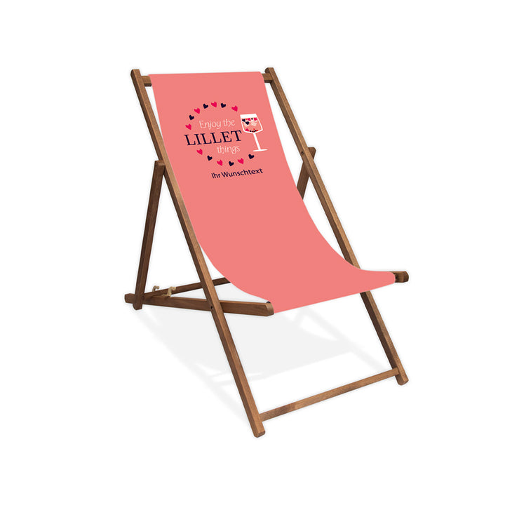 In der Mitte ist ein dunkelbrauner Holzliegestuhl ohne Armlehne abgebildet. Auf dem rosa Bezug ist im oberen Drittel ein Kreis aus Beeren aufgezeichnet. Da drin steht der Text "Enjoy the Lillet things". Die rechte Seite des Kreises bildet ein Cocktailglas gefüllt mit dem Aperetif Wildberry. Unter dem Kreis  steht folgender Tex geschrieben: Ihr Wunschtext".
