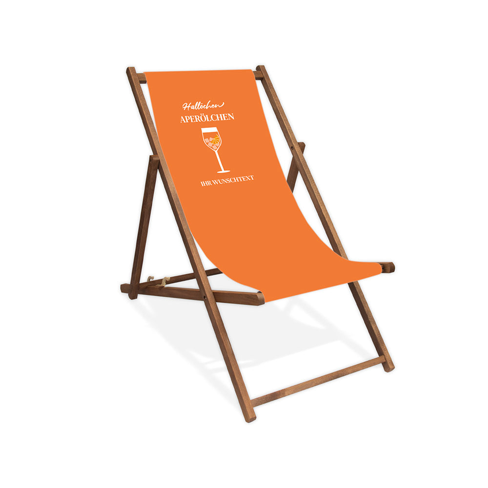 Mittig ist ein dunkelbrauner Holzliegestuhl ohne Armlehne abgebildet.
Orangenes Motiv mit dem Spruch "Hallöchen Aperölchen". 